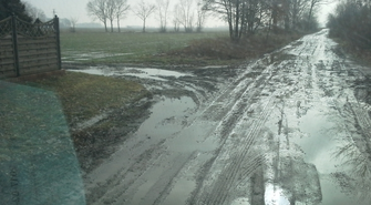 Tylewice: Jesienią i zimą droga w opłakanym stanie. Wiosną i latem unoszą się tumany kurzu