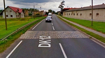 Data z kostki przeniesiona obok drogi