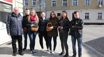 Młodzież z Zana rozdaje żonkile