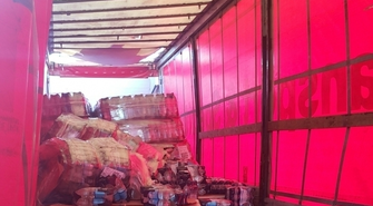 Nietrzeźwy kierowca nie miał pojęcia, że gubi ładunek