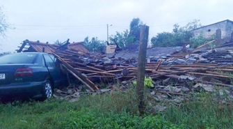 Silna burza, ulewny deszcz i zniszczenia