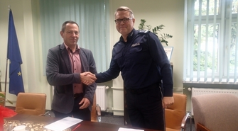 Podpisali porozumienia – współpraca policji z klasami mundurowymi