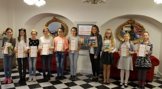 Biblioteka: Karolina Kubiak wygrała konkurs recytatorski ,,Z Tomkiem Wilmowskim przez kontynenty"