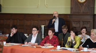 O której godzinie zaczynają lekcje uczniowie SP2. Publiczny spór radnego z dyrektorem