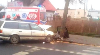 Osobówka uderzyła w lampę