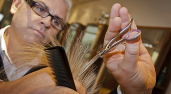 Otwierasz własny salon fryzjerski? Zobacz, jakie meble warto do niego zakupić