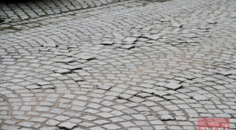 Przez błąd w sztuce kostka brukowa na Starym Mieście nieustannie wypada?