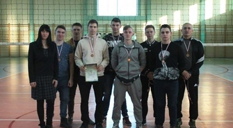 III miejsce drużyny z Zespołu Szkół w finale strefy legnickiej w piłce siatkowej chłopców 