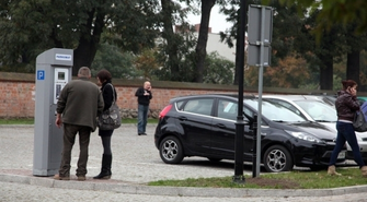 Straż Miejska, czy zewnętrzna firma? Kto ma kontrolować Strefę Płatnego Parkowania?