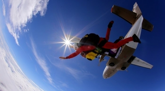 Sezon na skoki rozpoczęty! Zarezerwuj swój skok spadochronowy w Zielonej Górze już teraz!