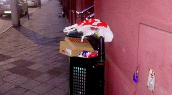 Sobota i niedziela. Przepełnione kosze na głównych ulicach miasta
