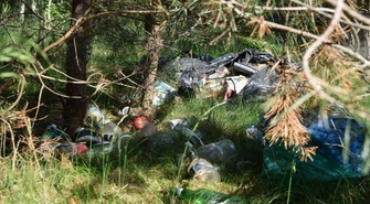 Śmieci w lesie. Nadleśnictwo Góra Śląska przypomina co zrobić z odpadami 