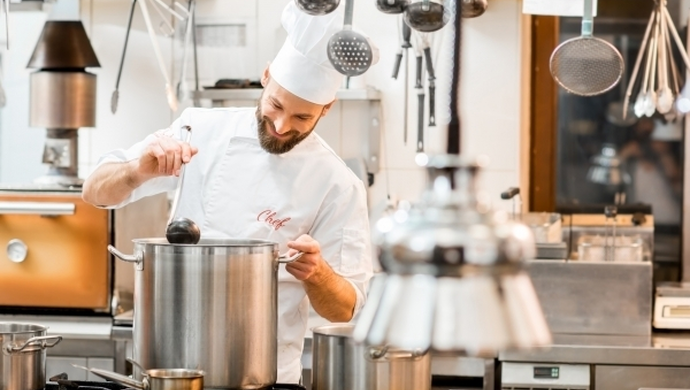 Wybieramy wyposażenie dla gastronomii. Jakie urządzenia kupić?