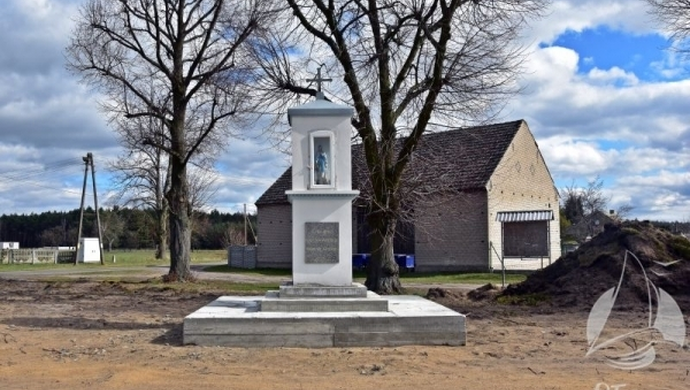 Skrzyknęli się w celu uporządkowania placu w środku wsi