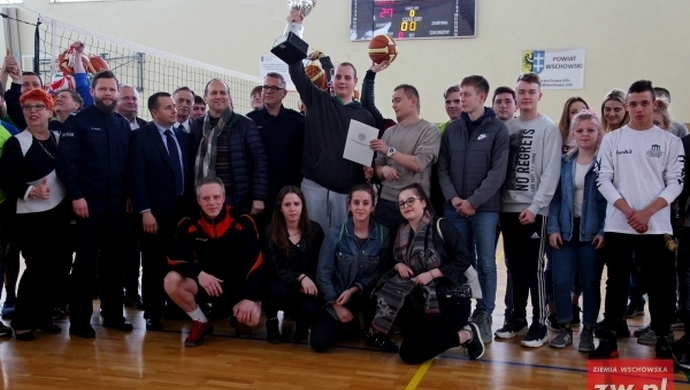 Puchar komendanta dla I Zespołu Szkół. Służby mundurowe kontra nauczyciele 0:2