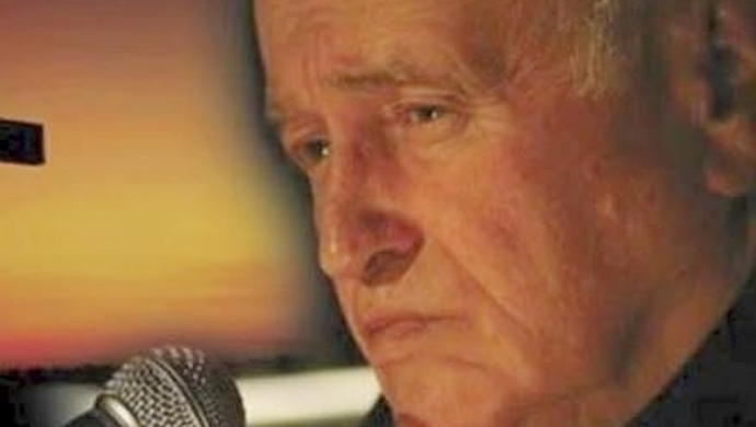 Jan Nowicki z dziełami Jana Twardowskiego we Wschowie