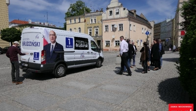 Bus posła Brudzińskiego we Wschowie