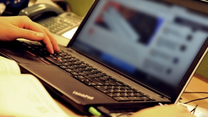 Oszustwo internetowe na sms. Kobieta straciła 20 tys. złotych. Policja ostrzega