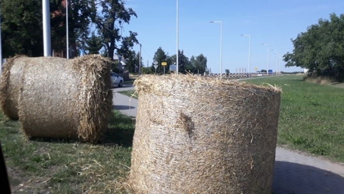Kto zgubił bele ze słomą?