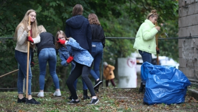 Młodzieży nieobce są czyny społeczne - Sprzątamy wschowski dworzec PKP