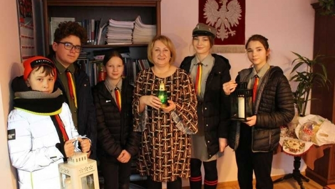 - harcerze przekazali je burmistrz