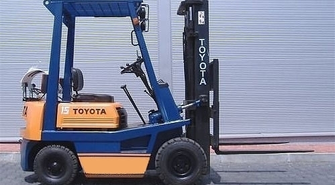 Planujesz zakup używanego wózka widłowego? Sprawdź na co zwrócić uwagę.