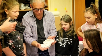 Uczestnicy opowiadają o zajęciach w pracowni plastycznej CKiR