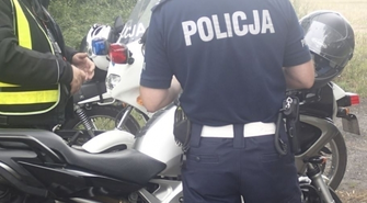 Kierowca osobówki wymusił pierwszeństwo. Motocyklista i pasażerka z licznymi obrażeniami