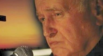 Jan Nowicki z dziełami Jana Twardowskiego we Wschowie