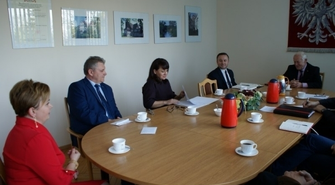 O egzaminach i nie tylko – spotkanie Starosty Górowskiego z dyrektorami szkół