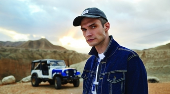 Spodnie slim fit męskie - komu pasują?