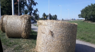 Kto zgubił bele ze słomą?