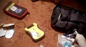 Strażacy ze Sławy przed karetką pogotowia