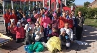 Dzieci zbierały śmieci