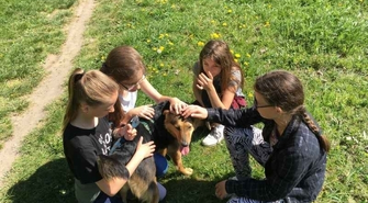 Uczniowie pomagają zwierzakom