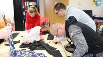 przy wydzielaniu materiału