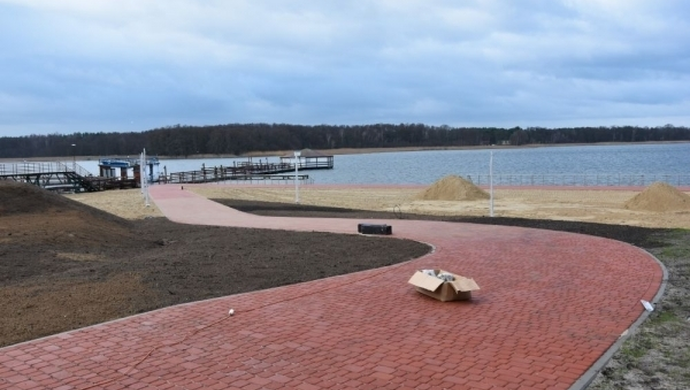 Budowa nowej plaży na ostatniej prostej