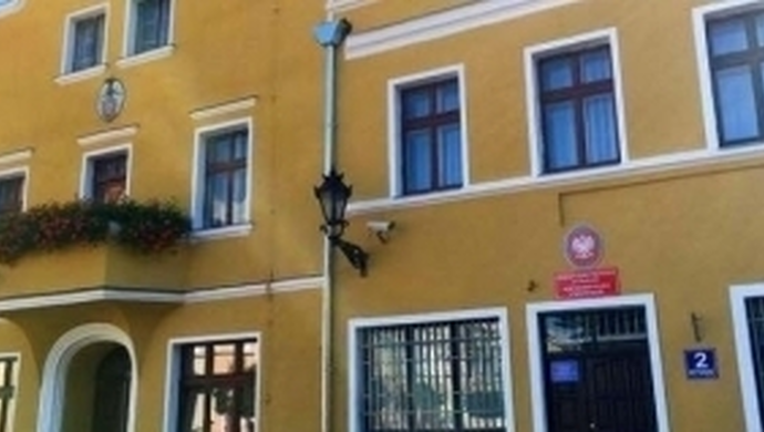 Skrzynka podawcza przed Urzędem Miasta i Gminy.