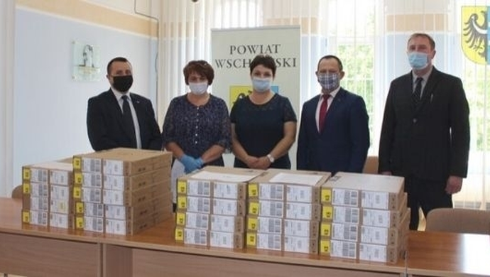 Starosta przekazał laptopy Dyrektorom szkół