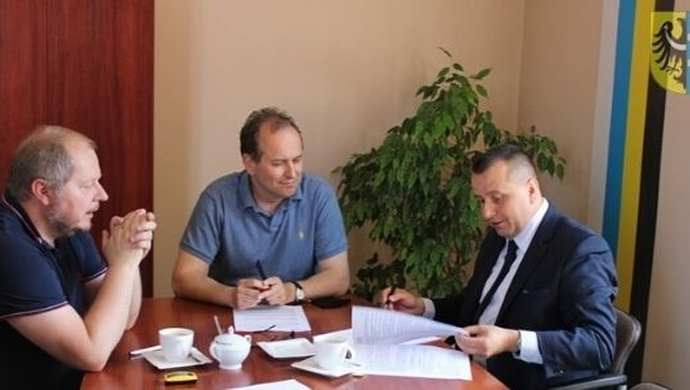 Podpisano umowę na budowę boiska w I LO