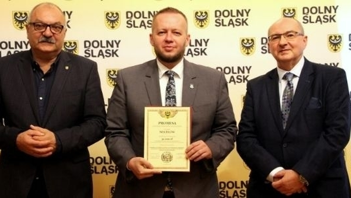 Marszałek wręczył promesę