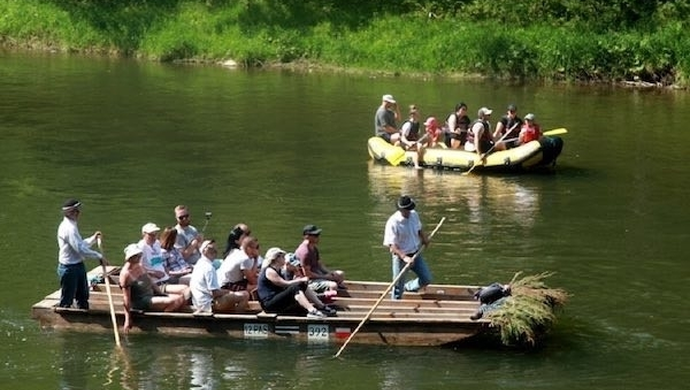 Atrakcja, która pozwoli poznać góry i dostarczy frajdę? Spływ Dunajcem!