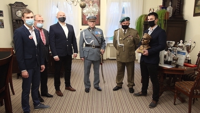 Związek Piłsudczyków RP otrzymał popiersie Marszałka
