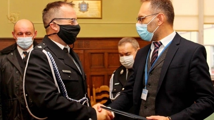 Burmistrz Antkowiak przekazał sprzęt dla druhów z OSP