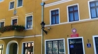 Skrzynka podawcza przed Urzędem Miasta i Gminy.