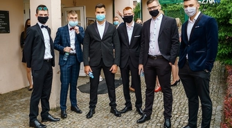 - pod reżimem sanitarnym