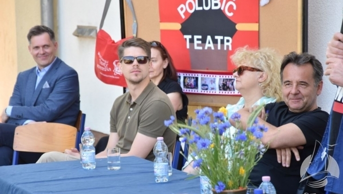 Polubić teatr
