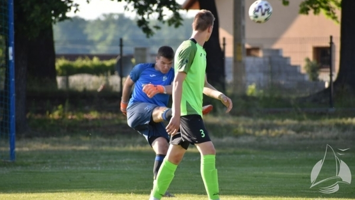 Dąb wygrywa w Nietkowie