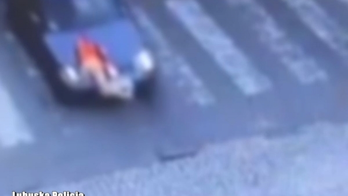 Niebezpieczne zdarzenie zarejestrowane przez monitoring. Dziecko potrącone na pasach [WIDEO]