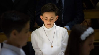 Jak wybrać strój na komunię świętą dla dziecka? 